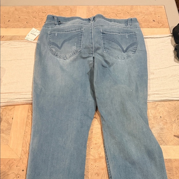 Democracy Light Wash Straight Leg Jeans - Picture 8 of 9